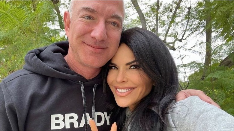 Jeff Bezos with arm around Lauren Sánchez