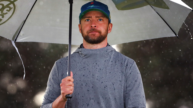 Justin Timberlake under an umbrella