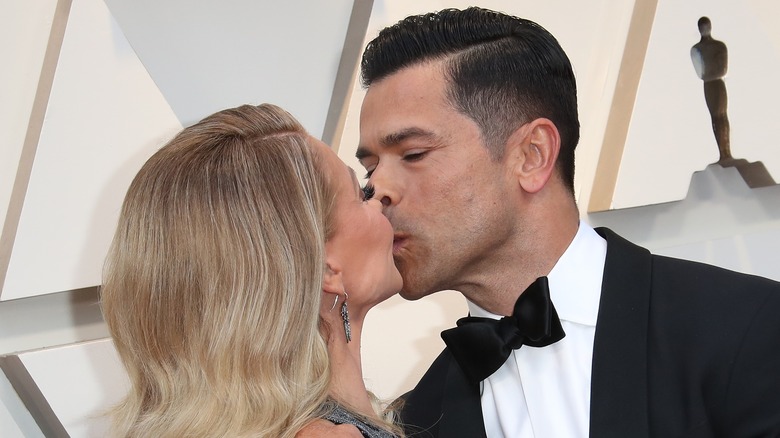 Kelly Ripa and Mark Consuelos kissing