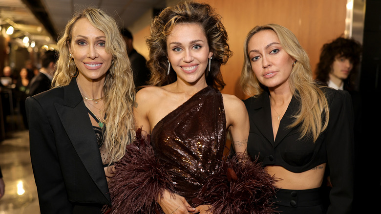 Tish, Miley, and Brandi Cyrus posing