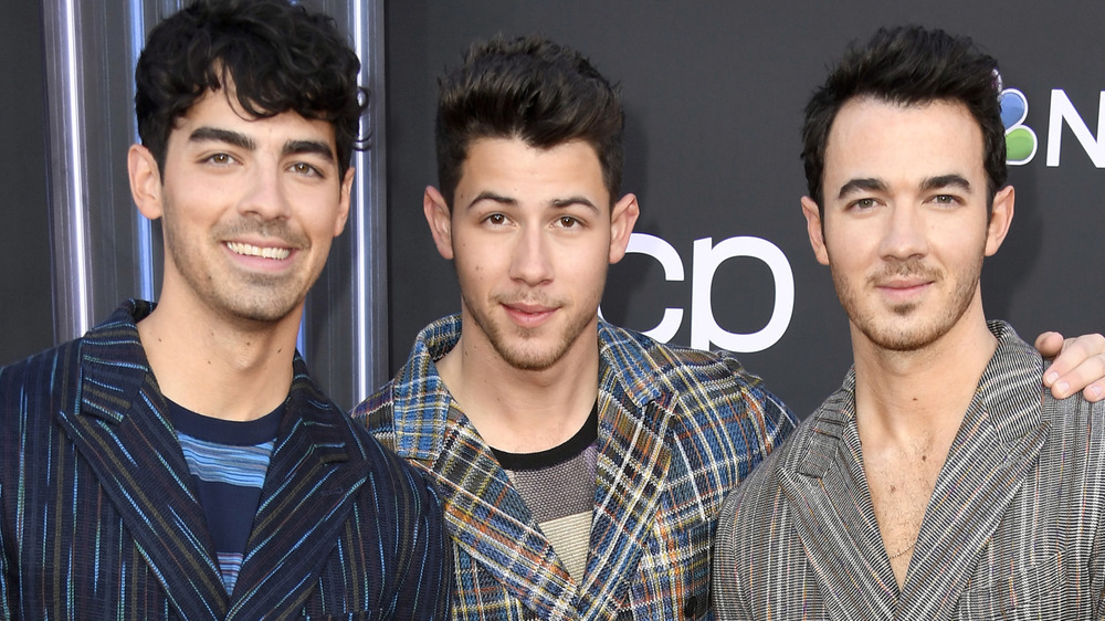 Joe Jonas, Nick Jonas, and Kevin Jonas posing