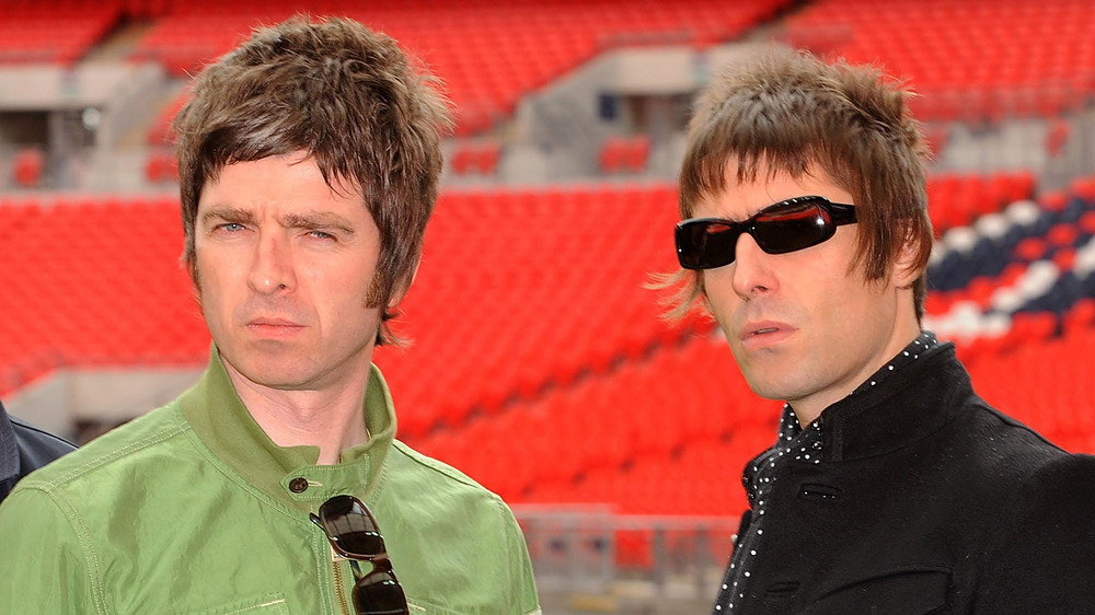 Noel Gallagher and Liam Gallagher posing