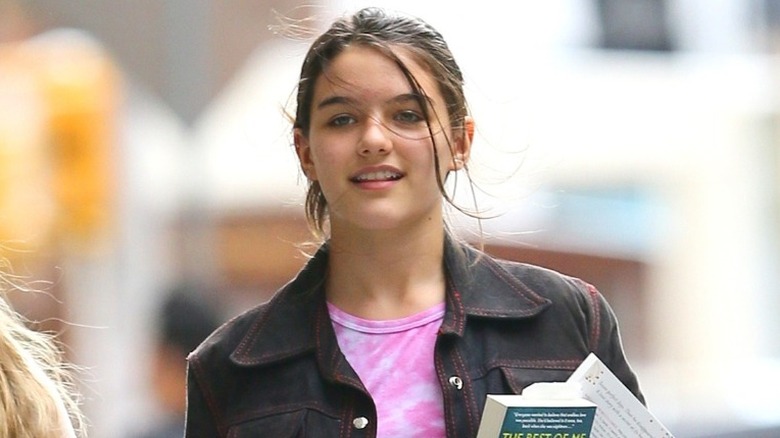 Suri Cruise carrying books