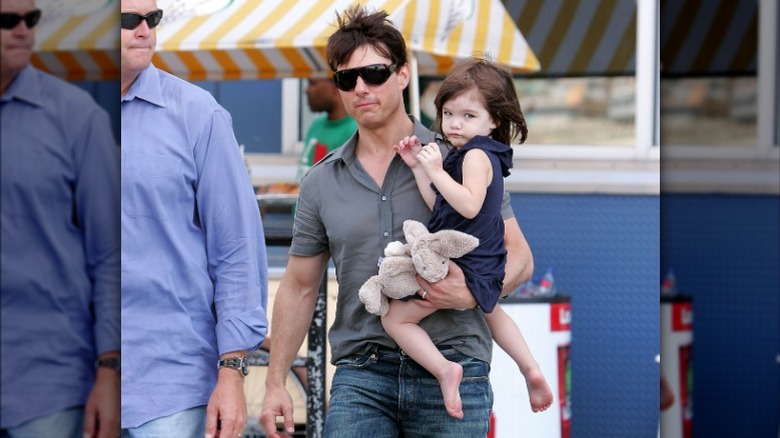 Tom Cruise carrying Suri Cruise