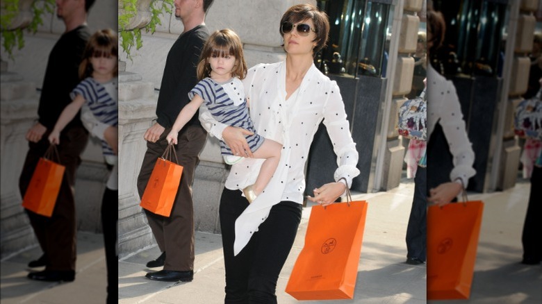 Suri Cruise, Katie Holmes carrying bags