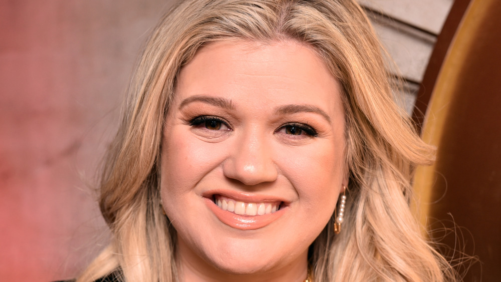 Kelly Clarkson smiling