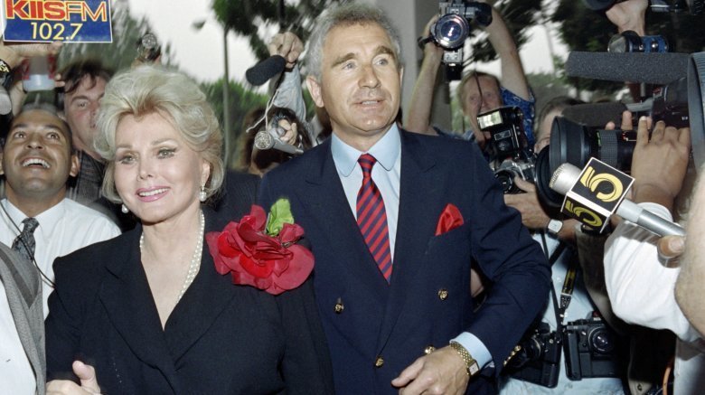 Zsa Zsa Gabor and Frédéric Prinz von Anhalt walking