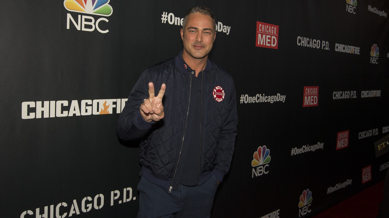 Taylor Kinney mỉm cười