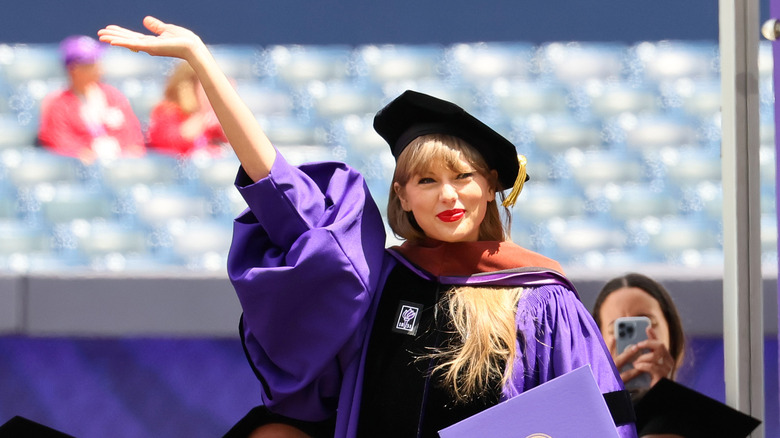 Taylor Swift waving