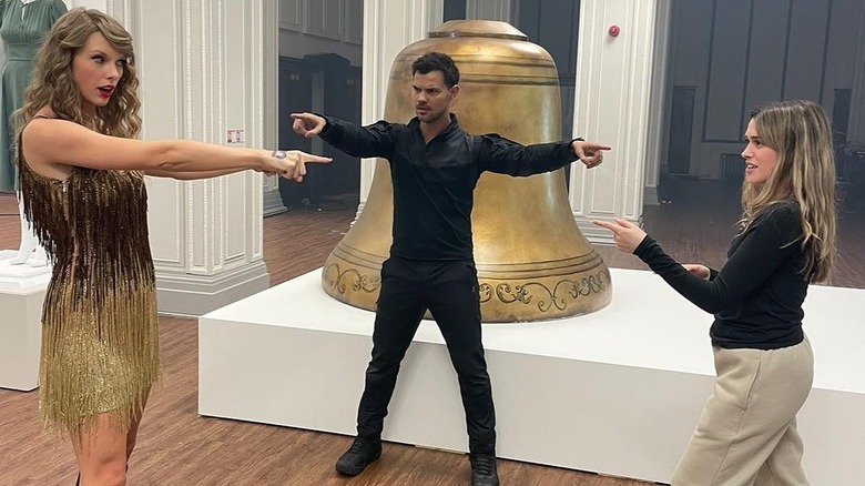 Taylor Lautner, Taylor Swift, Taylor Lautner pointing at each other