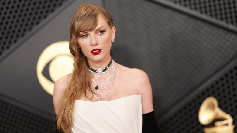 Taylor Swift looking askance at Grammys red carpet