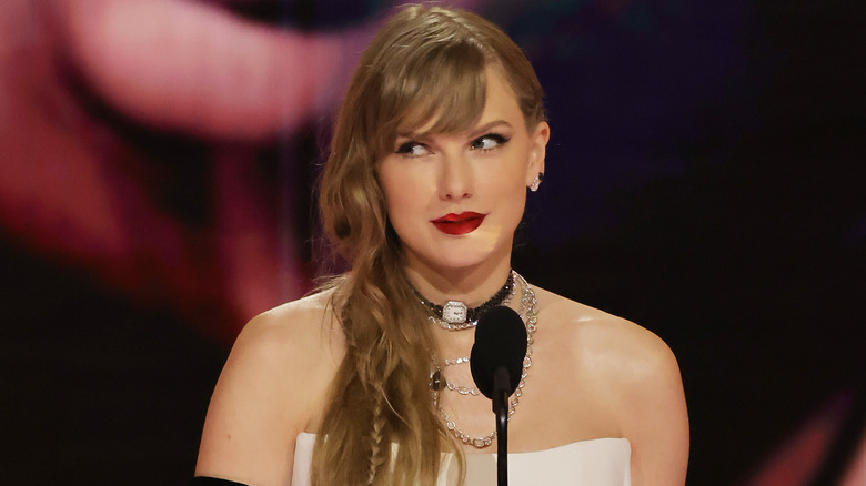 Taylor Swift playful side-eye