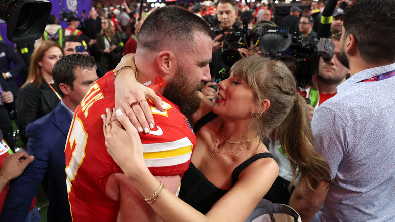 Travis Kelce and Taylor Swift hugging