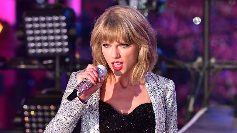 Taylor Swift performing in 2014