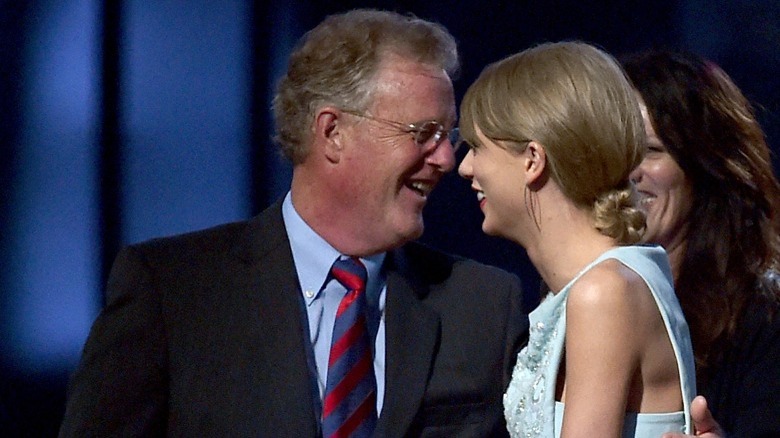 Scott Swift embracing daughter Taylor Swift at the Country Music Awards 2015