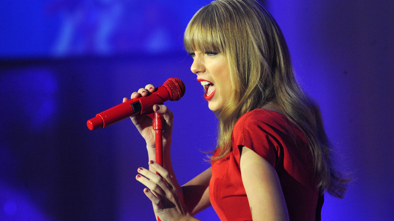 Taylor Swift wearing red