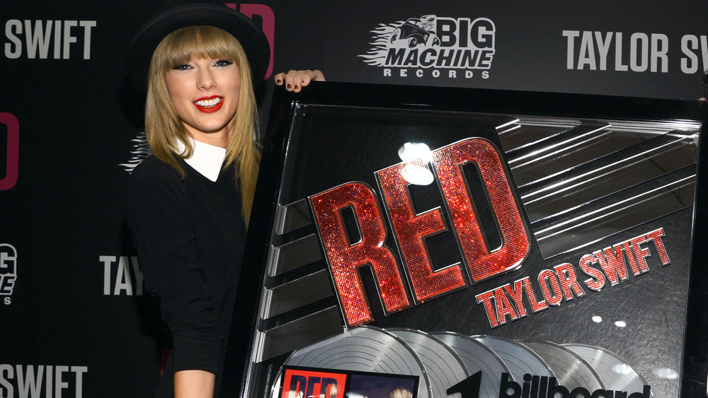 Taylor Swift holding her Red album award