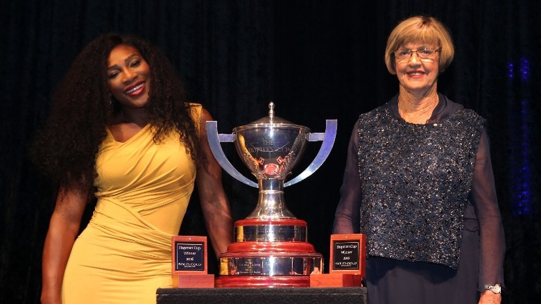 Serena Williams posing with Margaret Court