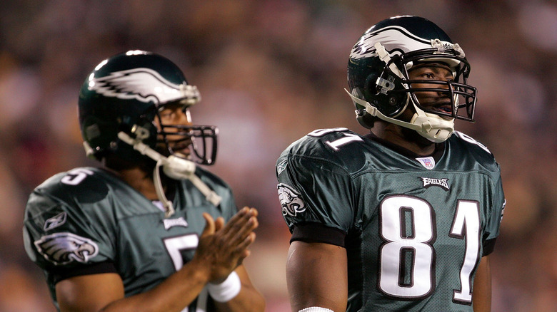 Terrell Owens and Donovan McNabb on the field 