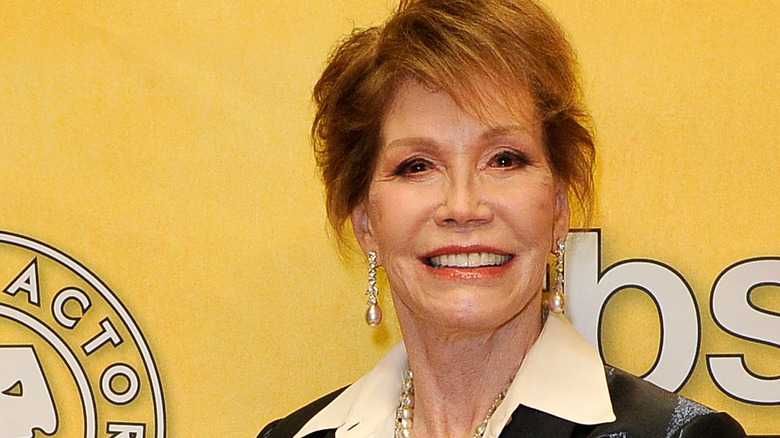 Mary Tyler Moore poses with her Life Achievement Award from the Screen Actors Guild backstage at the 18th Annual Screen Actors Guild Awards