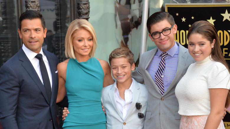 Kelly Ripa posing with her family