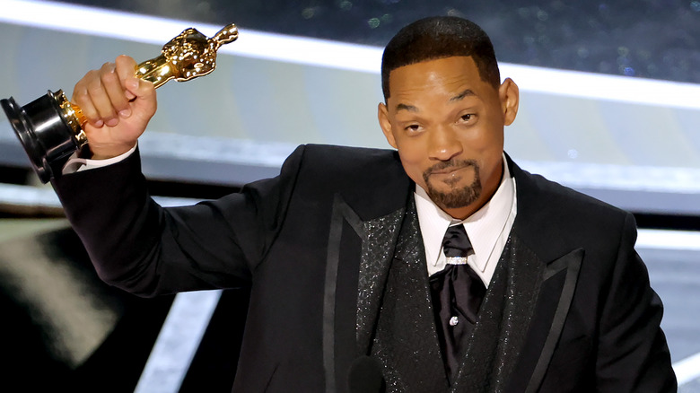 Will smith holding up oscar award