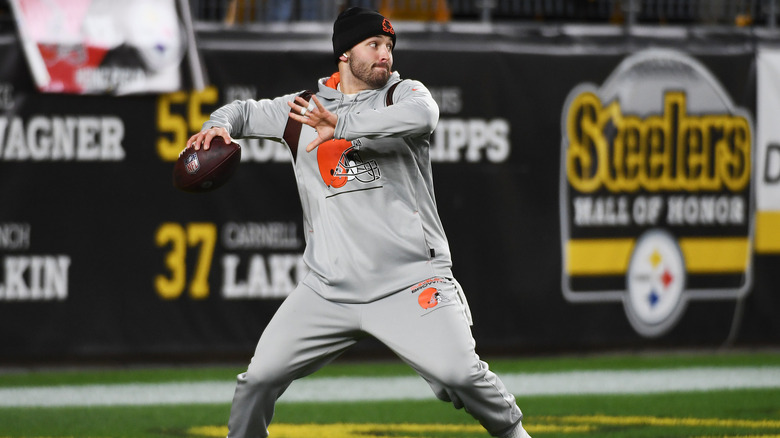 Baker Mayfield throws a football