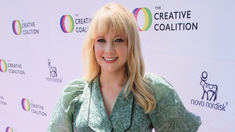 Melissa Rauch smiling at event