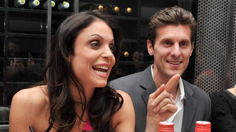 Bethenny Frankel pointing and talking next to Jason Hoppy