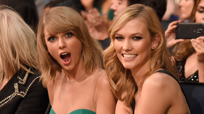 Karlie Kloss and Taylor Swift posing