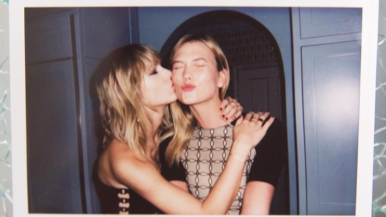 Taylor Swift kissing Karlie Kloss