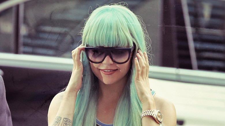 Amanda Bynes smiling green wig