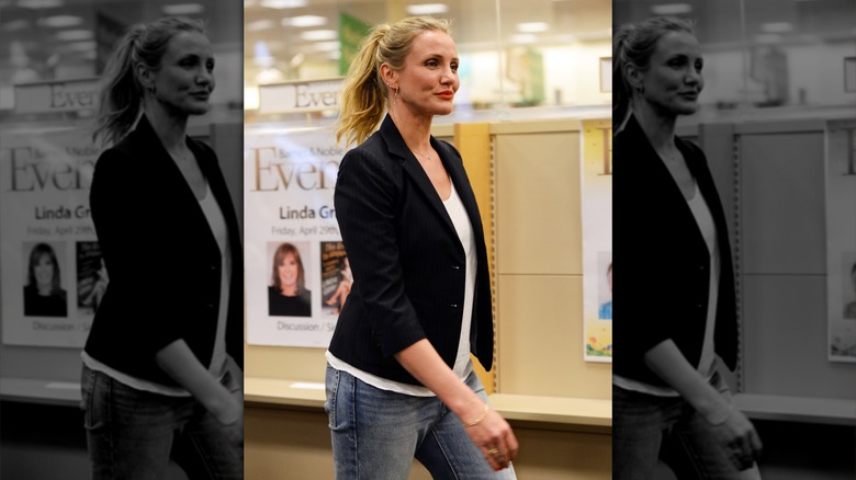 Cameron Diaz walking, wearing jeans and a black blazer