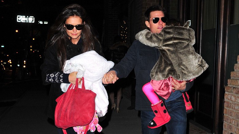 Tom Cruise carrying Suri, holding hands with Katie Holmes