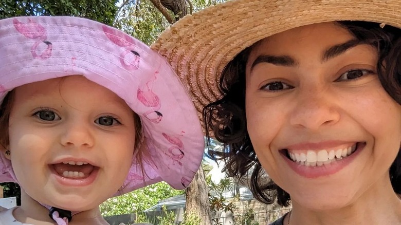 Dani Soares with her daughter