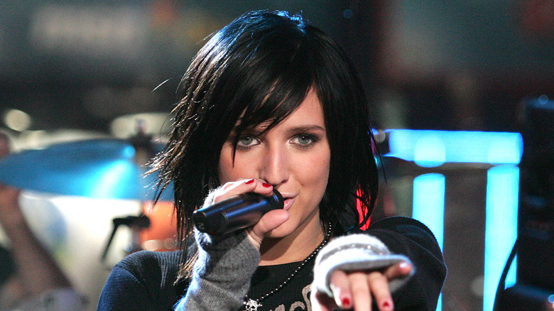 Ashlee Simpson singing