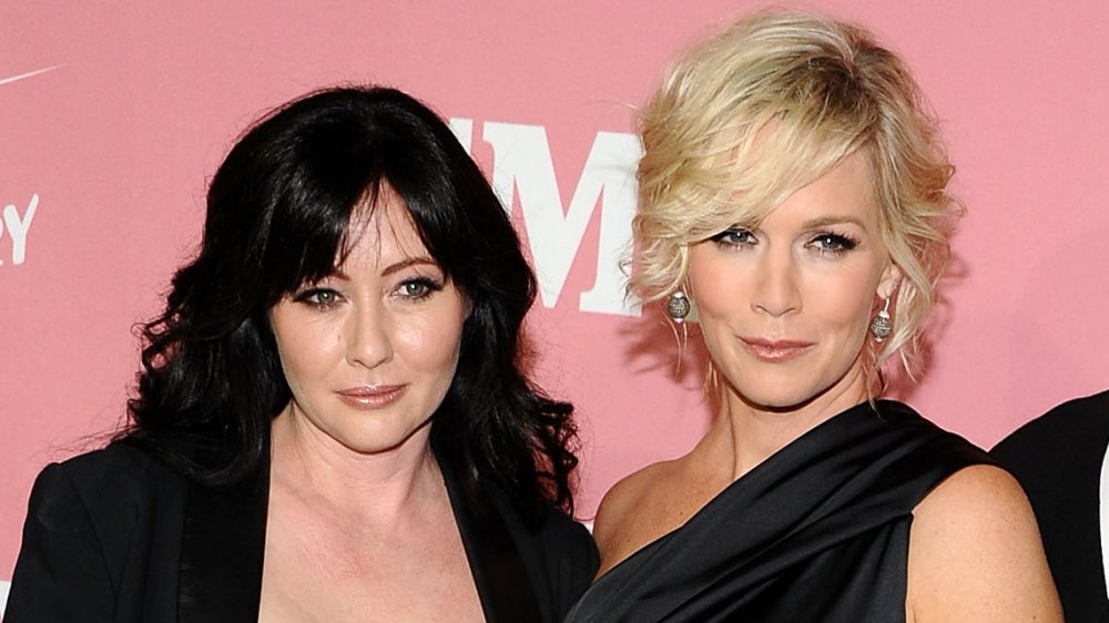 Shannen Doherty and Jennie Garth posing