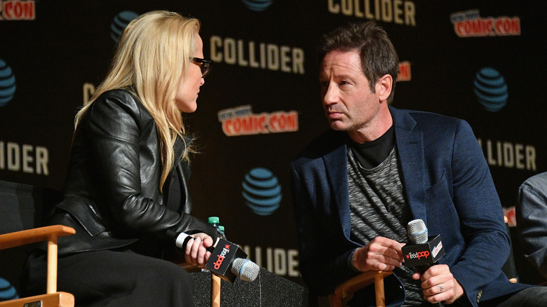 Gillian Anderson talking to David Duchovny on stage