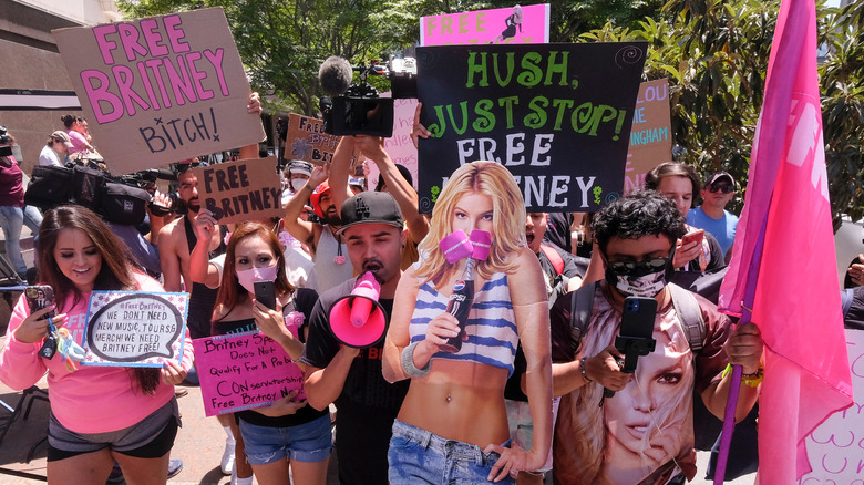 Britney fans outside an LA courthouse