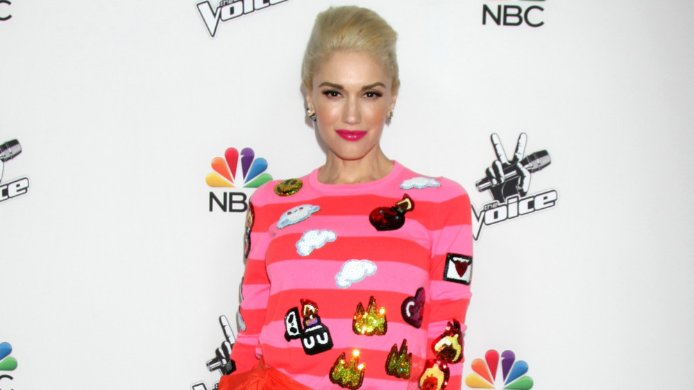 Gwen Stefani posing on The Voice red carpet