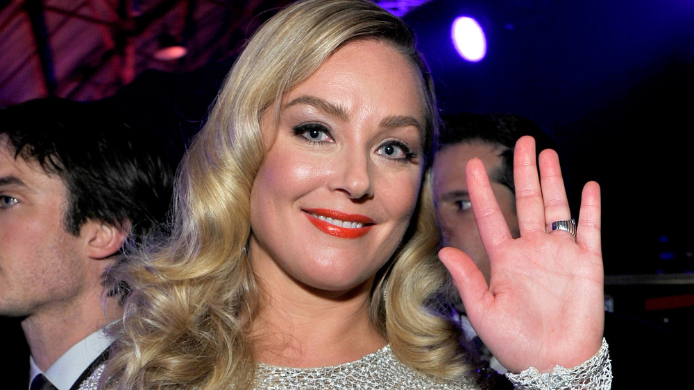 Elisabeth Rohm waving