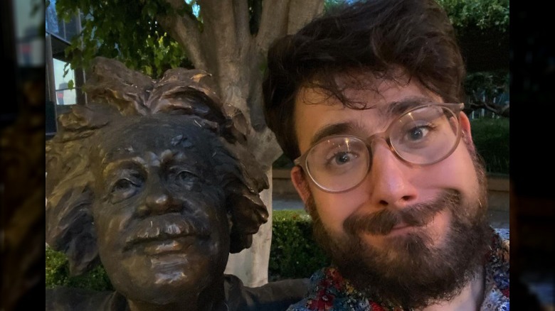 Alex Lake taking a selfie with an Albert Einstein statue