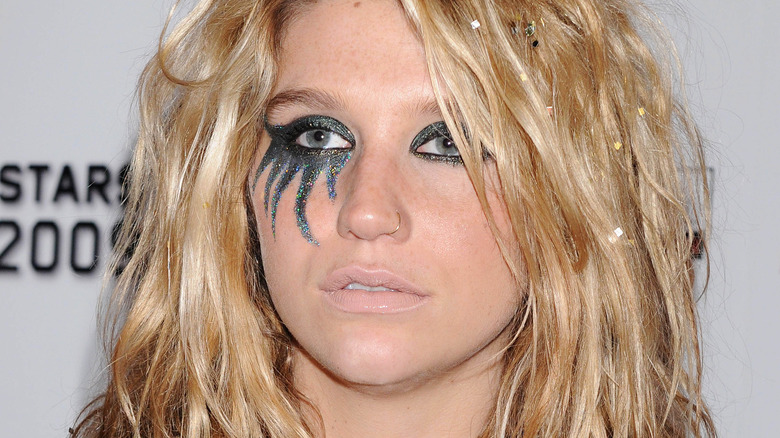  Kesha in 2009 posing for cameras