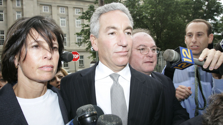 Charles Kushner (center) heading into court in 2004