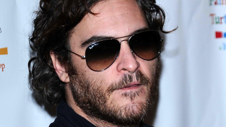 joaquin phoenix posing in aviators