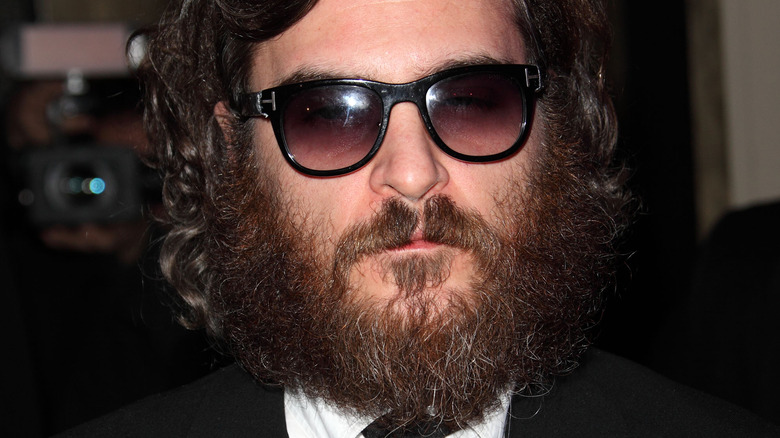 joaquin phoenix squinting sunglasses beard