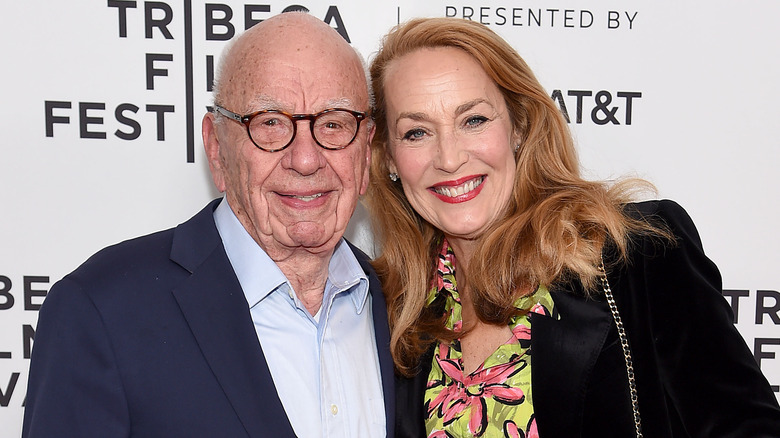 Rupert Murdoch and Jerry Hall leaning against each other