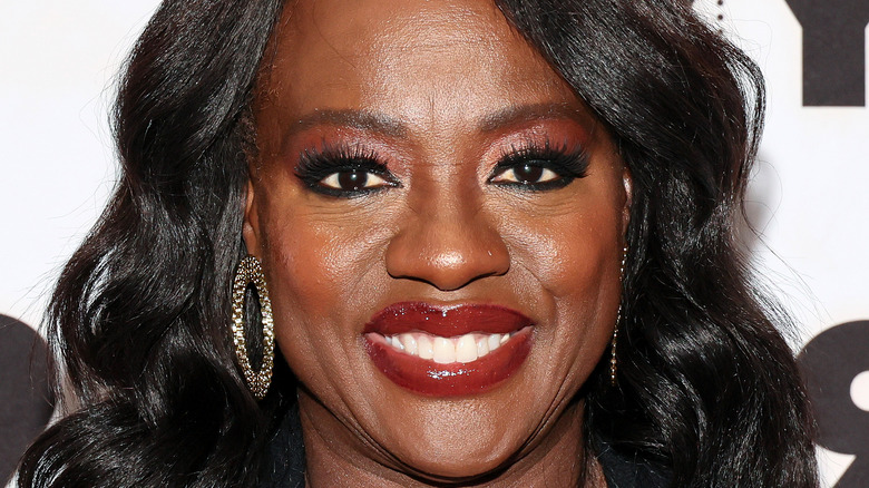 viola davis posing for cameras 