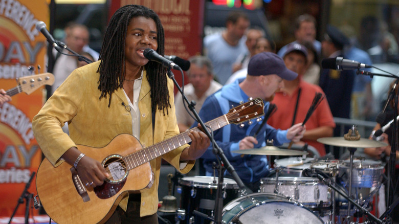 Tracy Chapman singing with guitar