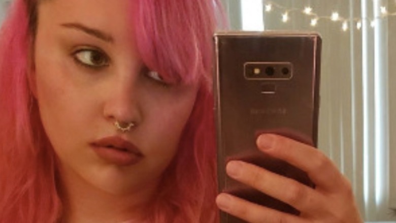 Amanda Bynes at 33 sharing a selfie with her pink hair in 2019